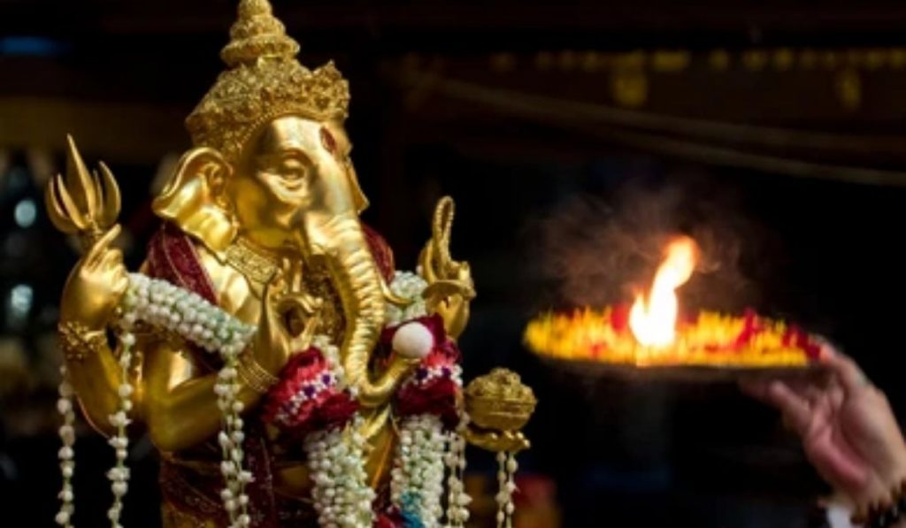 Ganeshotsav 2024 : तुम्हाला माहीत आहे का गणेशोत्सवात आरती झाल्यानंतर प्रदक्षिणा का घातल्या जातात ?