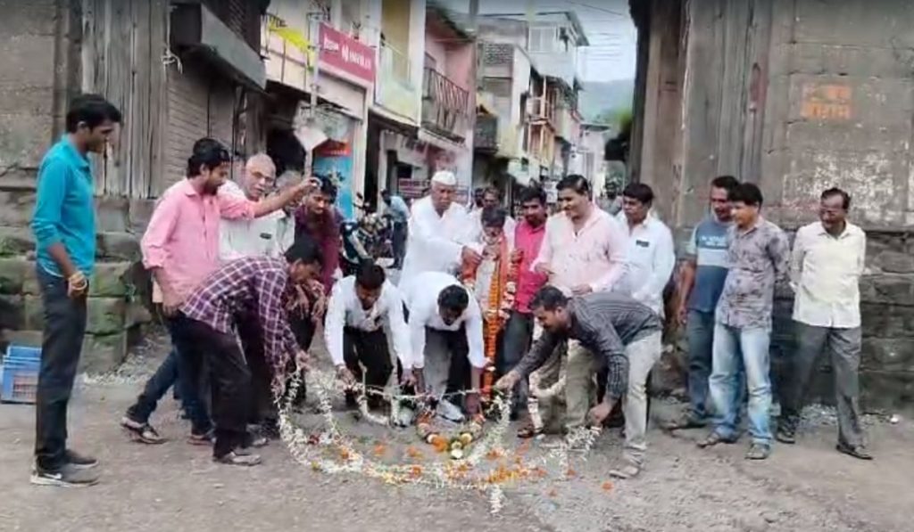 रस्त्यांच्या दयनीय अवस्थेमुळे एकीकडे मुख्यमंत्र्यांचा पाहणी दौरा, तर दुसरीकडे नागरिकांचे खड्ड्यांना पुष्प अर्पण करुन आंदोलन