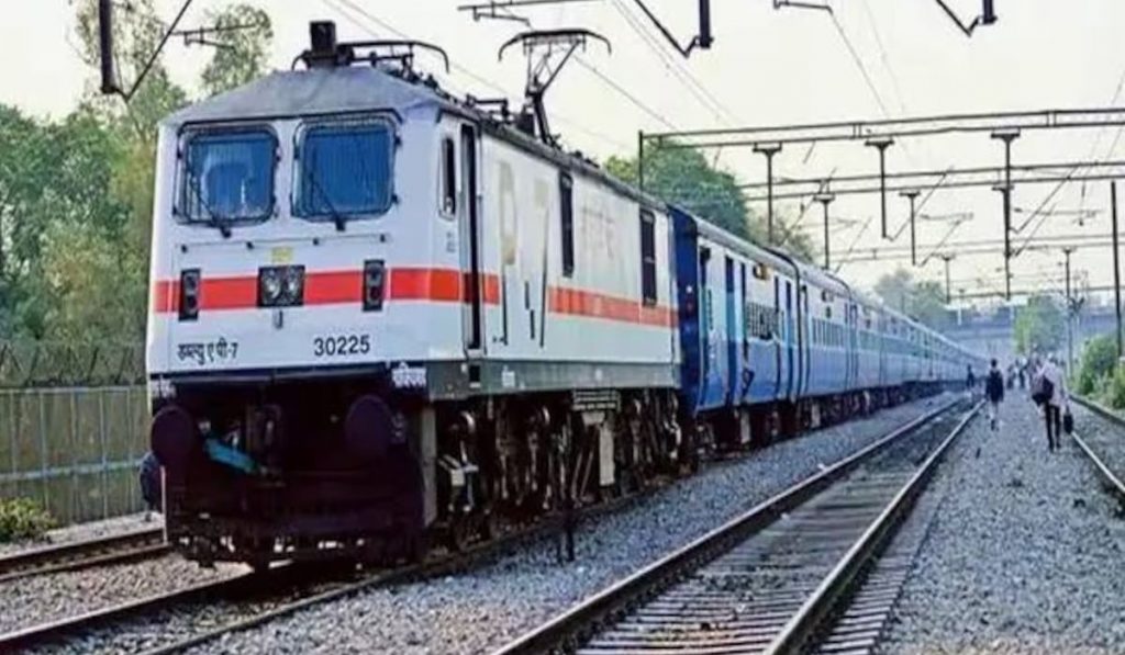 १५ ऑगस्ट ते २० ऑगस्ट या दिवसांची सुट्टी आता होणार आनंददायी; Central Railway चालवणार १८ विशेष रेल्वे गाड्या!