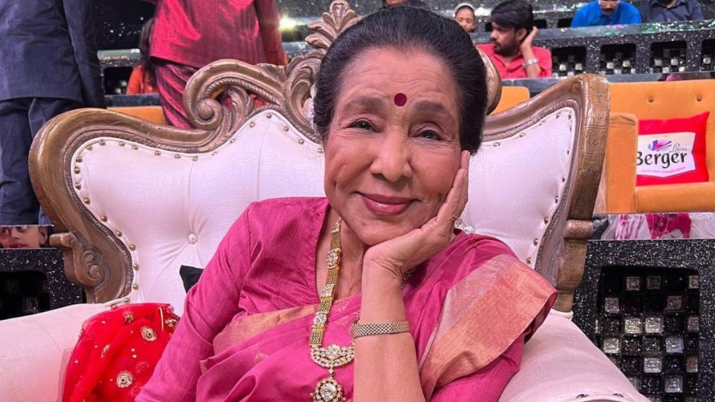 Asha Bhosle Birthday: चिरतरुण आवाजाची दैवी देणगी असलेल्या ‘आशा भोसले’ यांच्याविषयी जाणून घेऊयात…