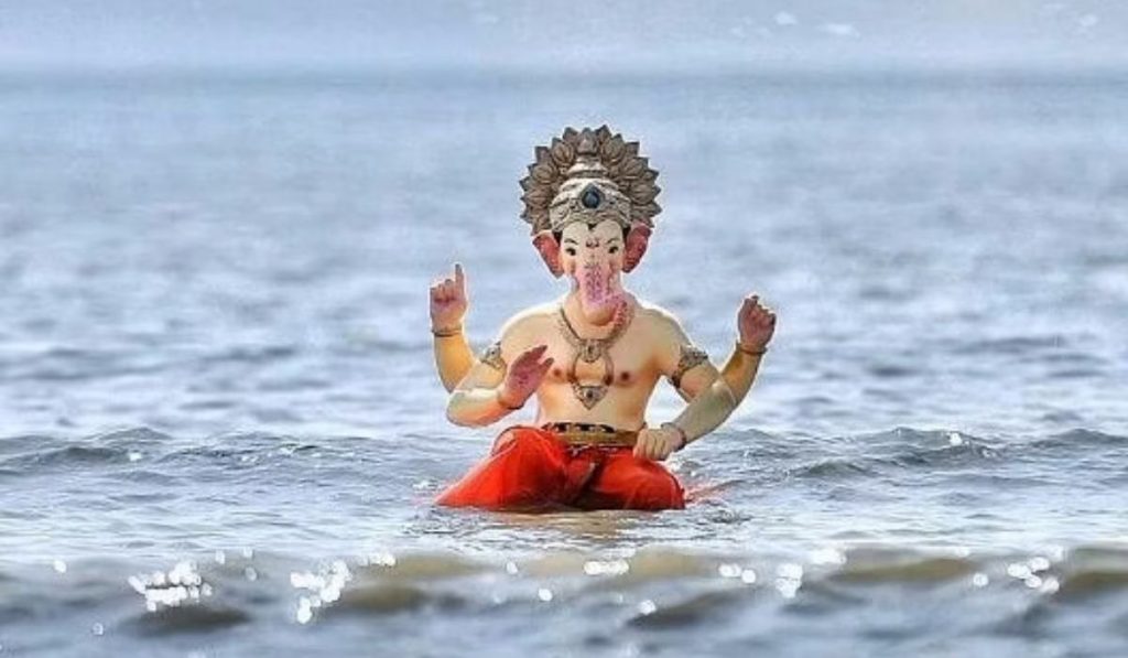 Ganeshotsav 2024: आपल्या लाडक्या बाप्पाचे पाण्यातच विसर्जन का केले जाते? जाणून घ्या सविस्तर