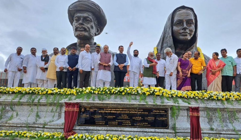 क्रांतीसूर्य महात्मा जोतीराव फुले व ज्ञानज्योती सावित्रीबाई फुले यांच्या भारतातील सर्वात मोठ्या अर्धाकृती शिल्पाचे नाशिकमध्ये लोकार्पण