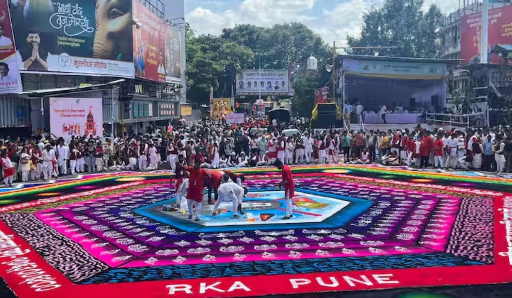 Pune : पुण्यात विसर्जन मिरवणुकांसाठी भव्यदिव्य सामाजिक संदेश देणाऱ्या रांगोळ्या खास बाप्पाच्या स्वागतासाठी